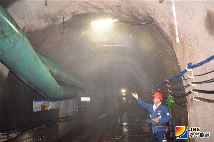 金桥煤矿：2019年3月20日，金桥煤矿小改小革又出新亮点自主设计加工旋转喷雾装置,防尘效果好（姜伦）.jpg