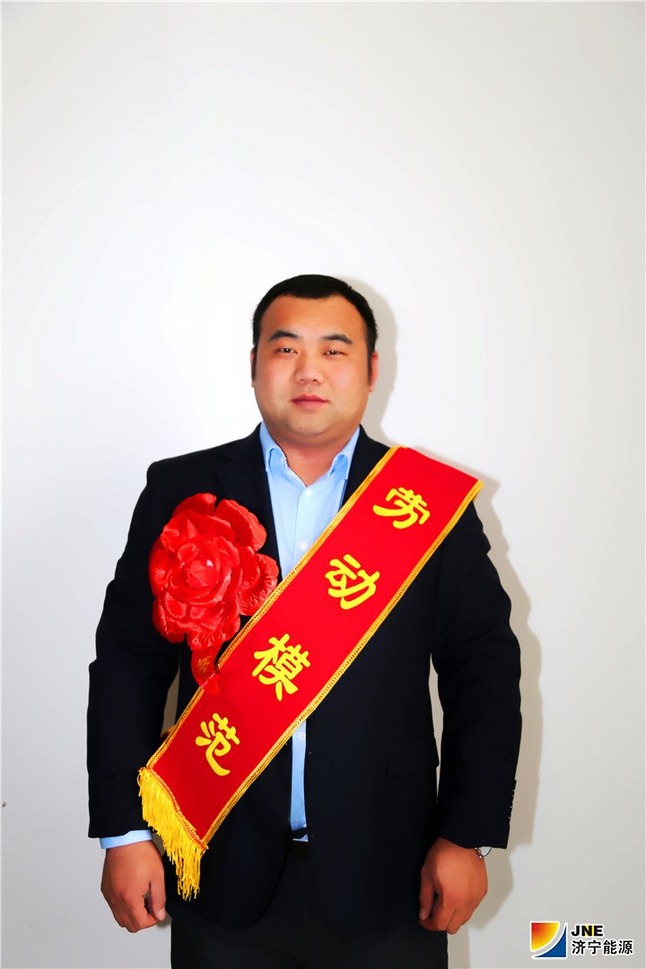 1、集团要闻：【劳模风采】提升服务做销售，好煤卖出好价钱--朱家峁煤矿劳模李洋洋.jpg