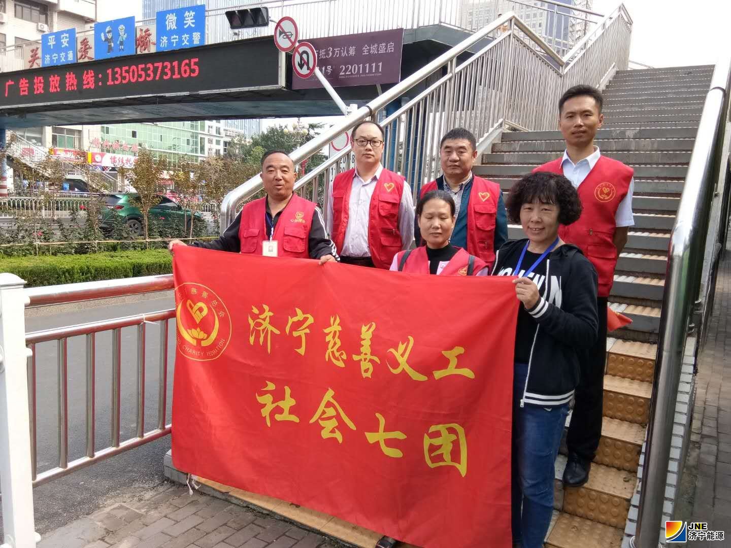 义桥煤矿运转工区党支部书记景西照参加义工活动2.jpg