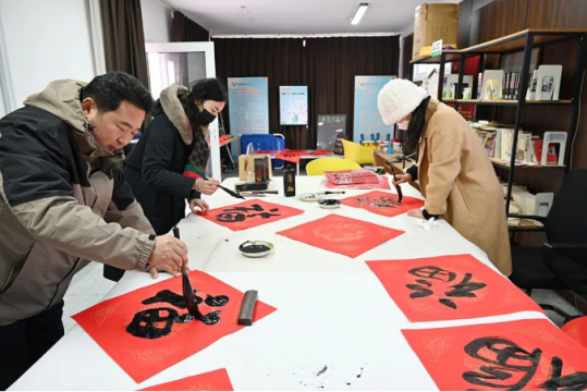 济宁能源组织开展民意“5”来听送祝福进社区活动