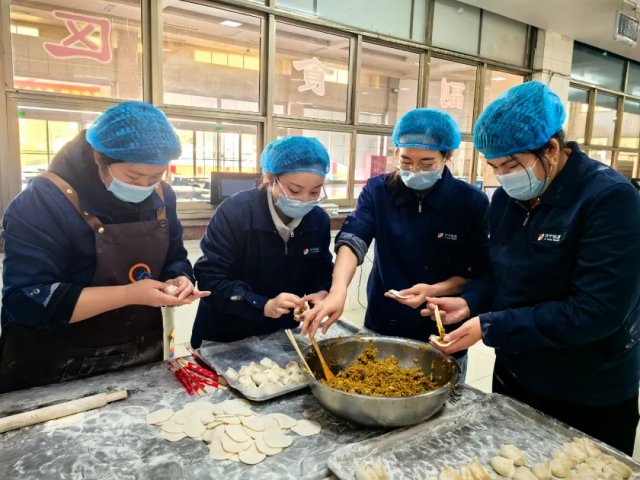 花园煤矿：女职工巧手包水饺 传递冬日温暖